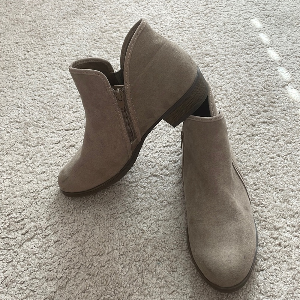 Woman bootie’s 👢size 10